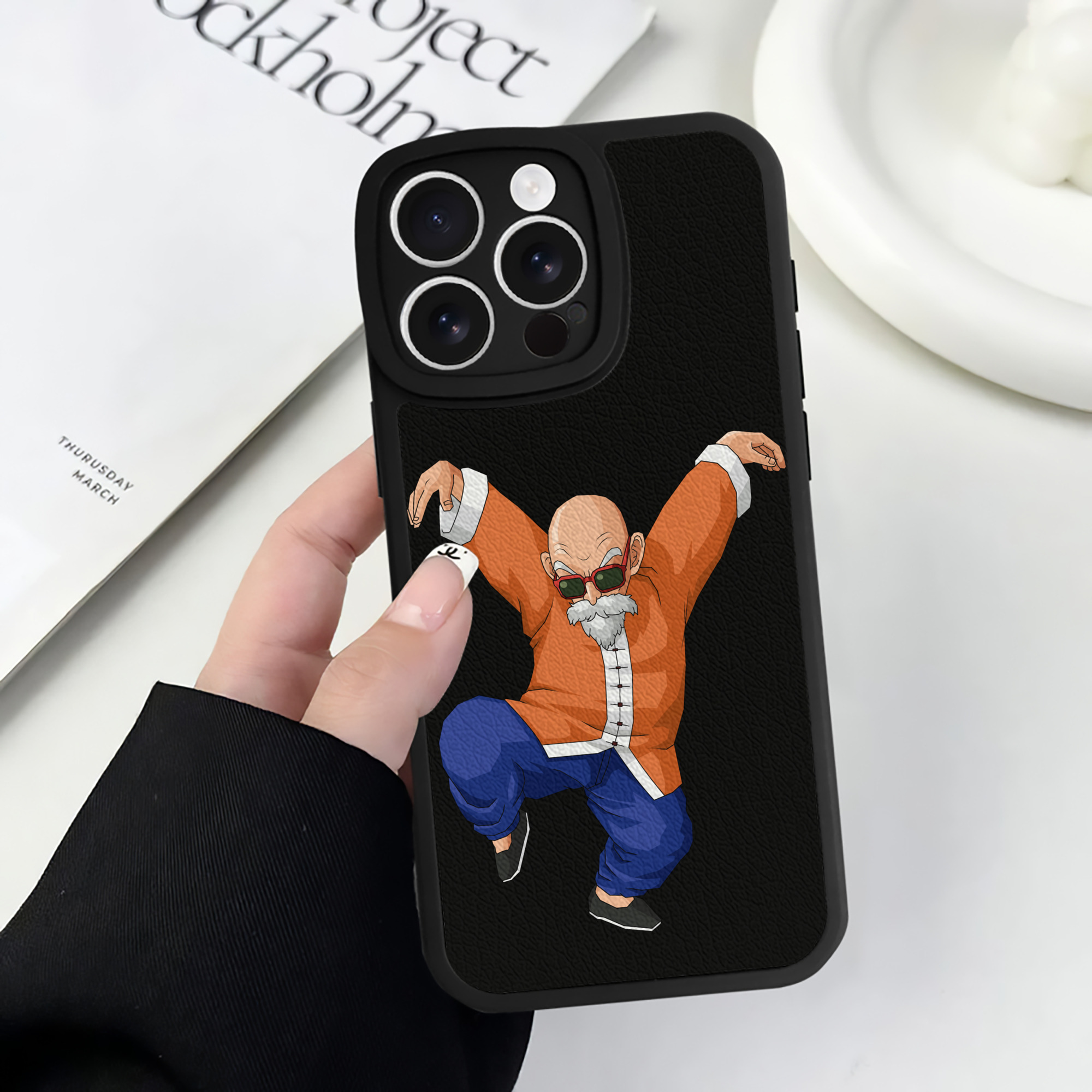 （画像用） ドラゴンボール 亀仙人（かめせんにん） DRAGON BALL Master Roshi Kame Sennin 【iPhone 16シリーズ対応】シリコンスマホケース（レザー調） 材質：シリコン